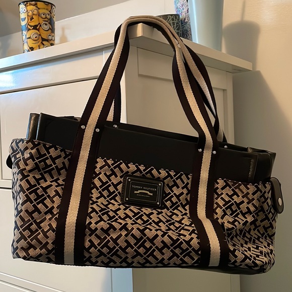 Tommy Hilfiger Handbags - Tommy Hilfiger Purse LIKE NEW